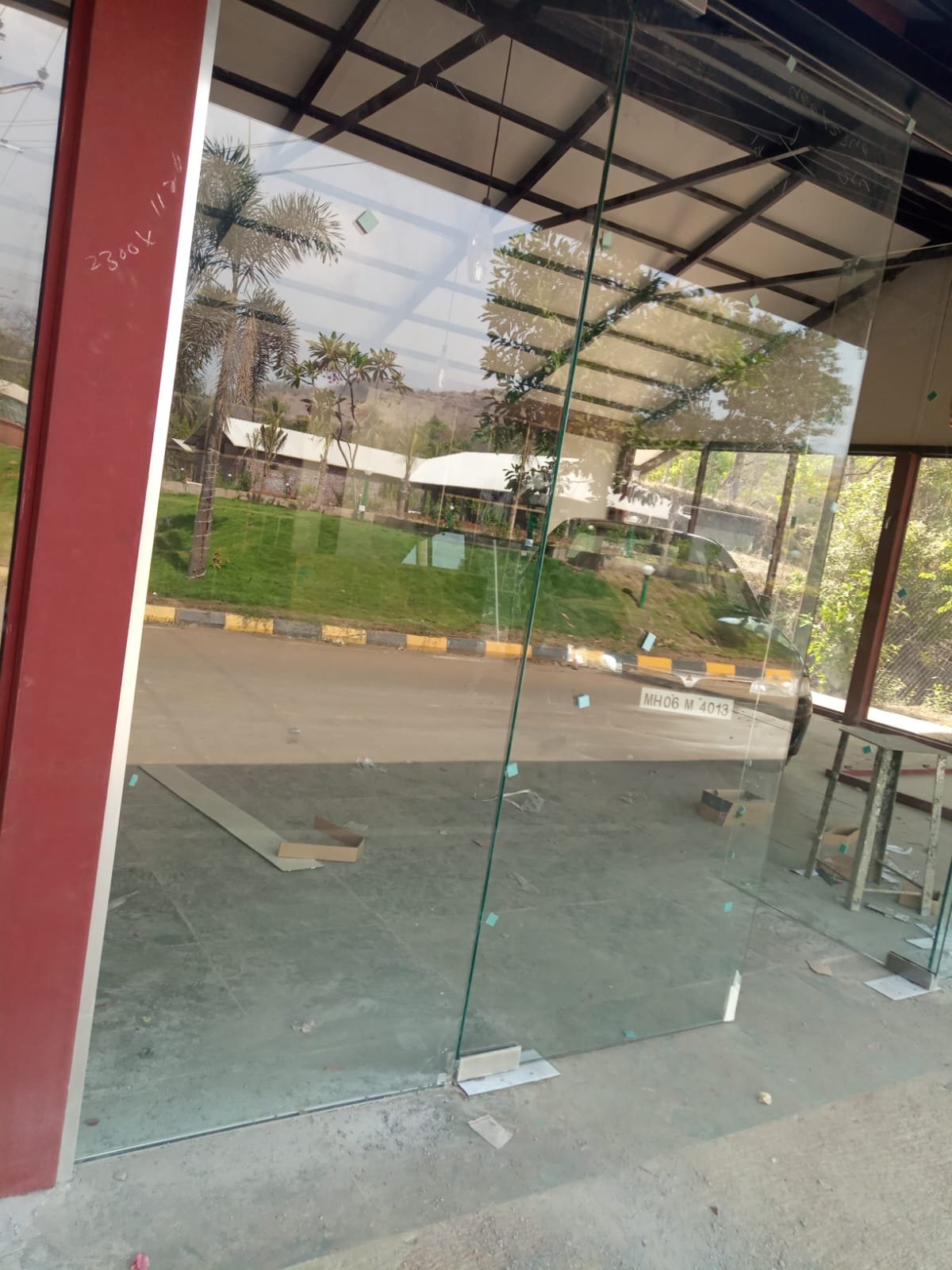 Frameless glass structure - residential glazing project